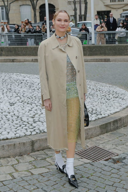 Diane Kruger en trench beige et ensemble transparent à strass