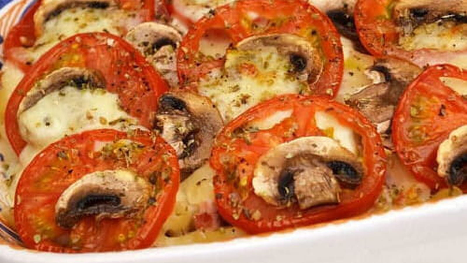 Gratin de macaroni au jambon, tomates, champignons et mozzarella