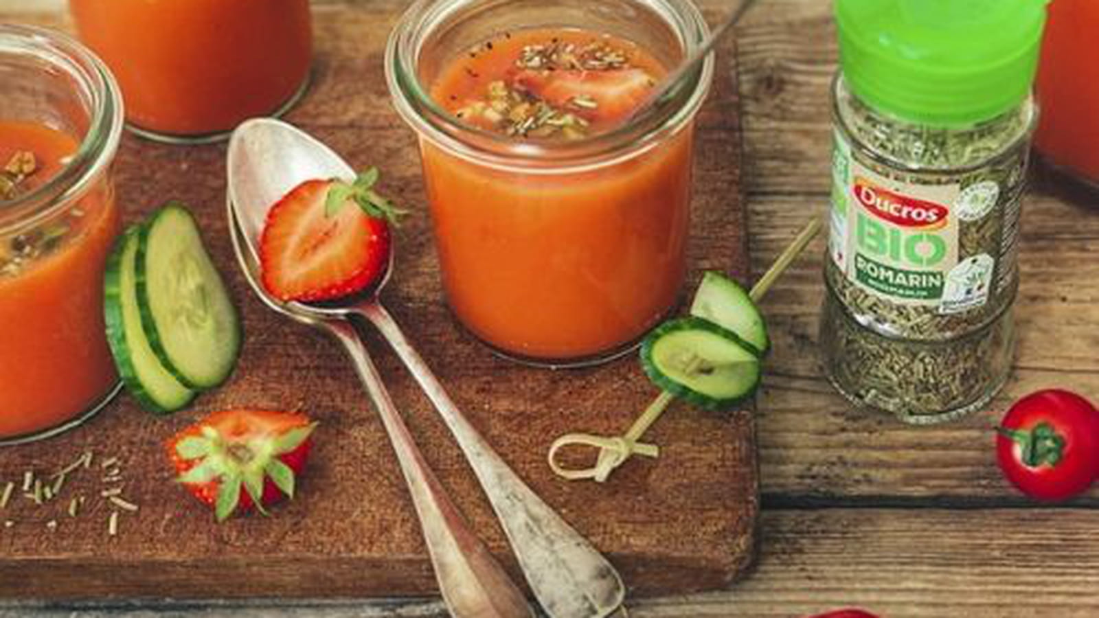 Gaspacho fraises-tomates, granola de graines au romarin