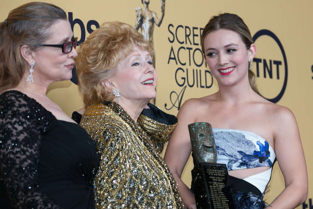 Entourée de sa fille, Carrie Fisher, et de sa petite-fille, Billie Lourd