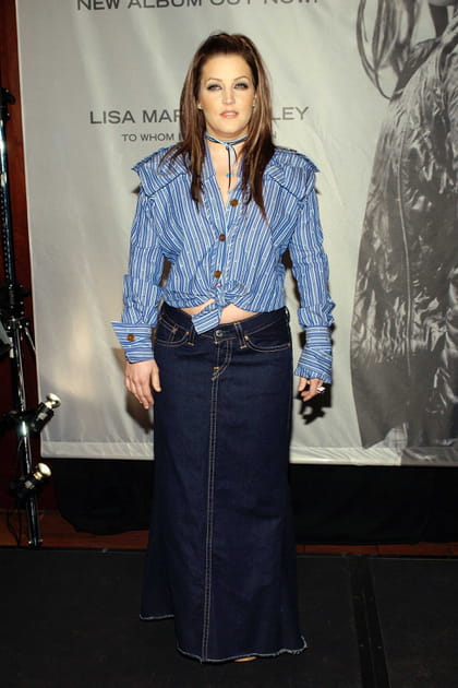 Lisa Marie Presley en jupe en jean