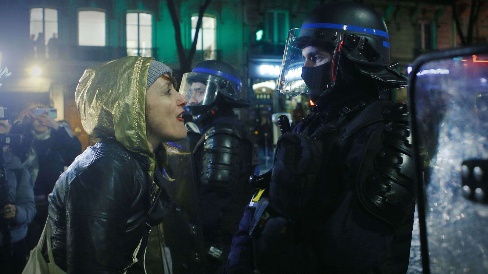 Une manifestante face à un CRS