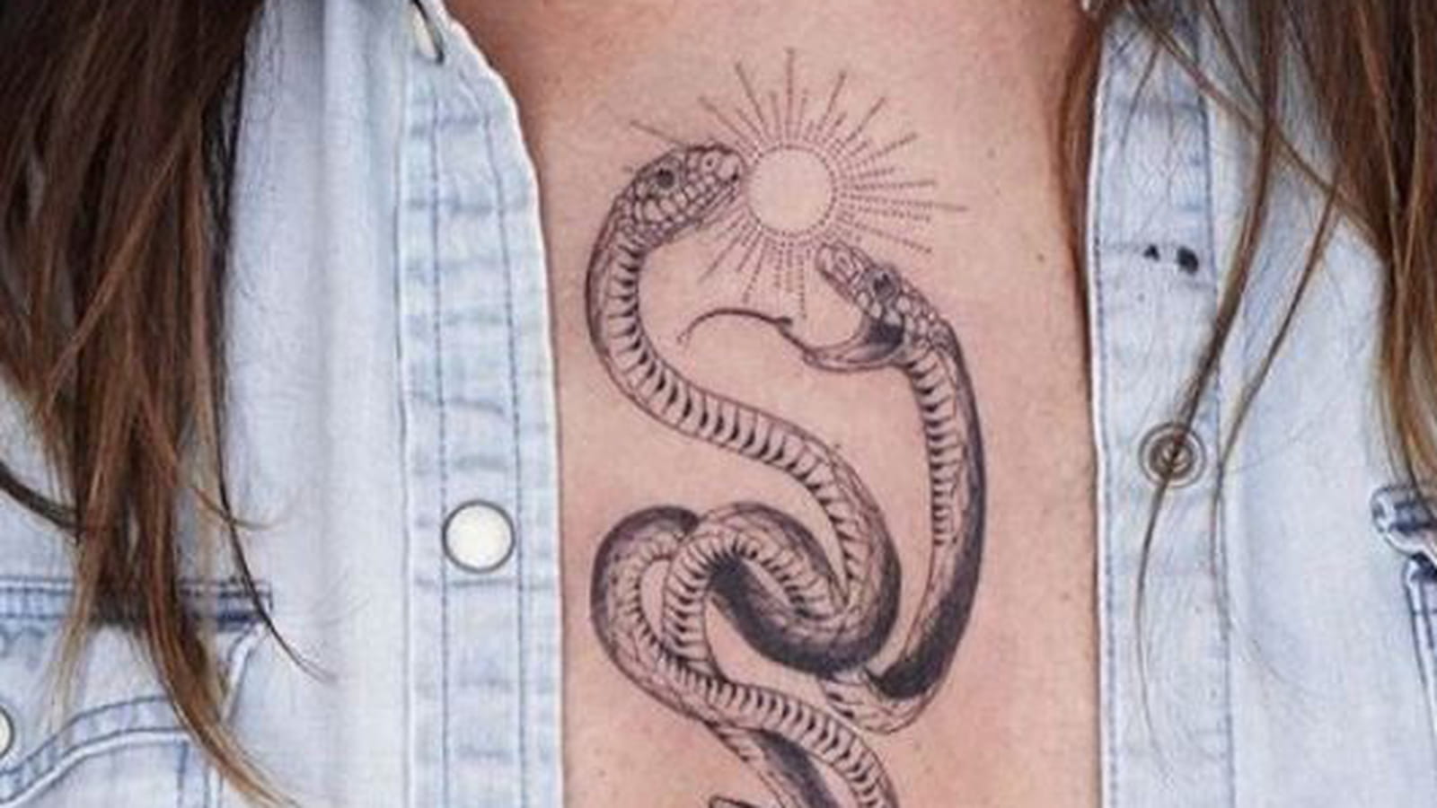 Serpents et soleil au centre de la poitrine