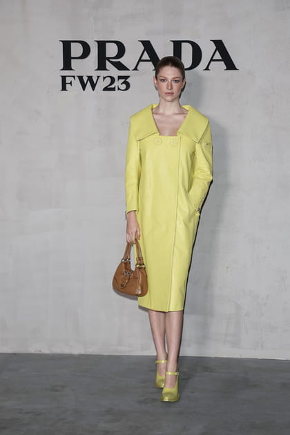 Hunter Schafer en robe rigide jaune et sac &agrave; main marron en cuir au d&eacute;fil&eacute; Prada