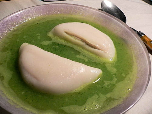 Raviolis vapeur sur lit de courgettes en velouté