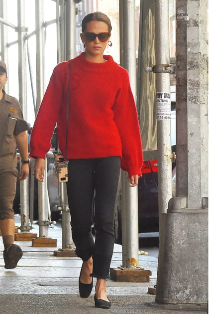 Alicia Vikander en pull rouge