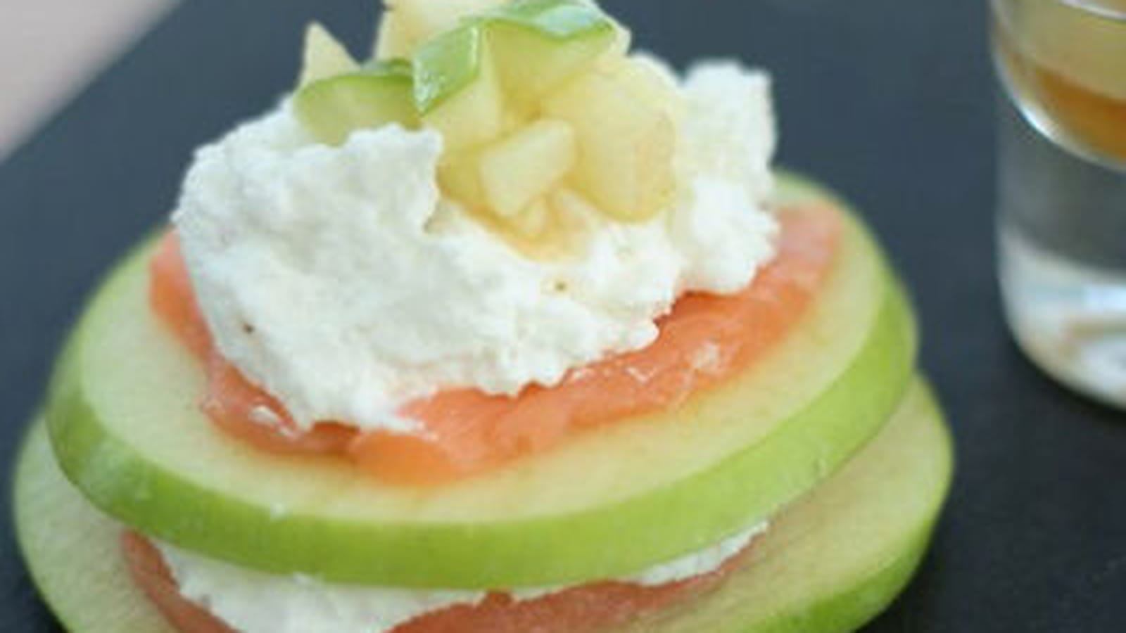 Mille-feuilles printanier à la pomme, truite fumée, miel et chèvre frais