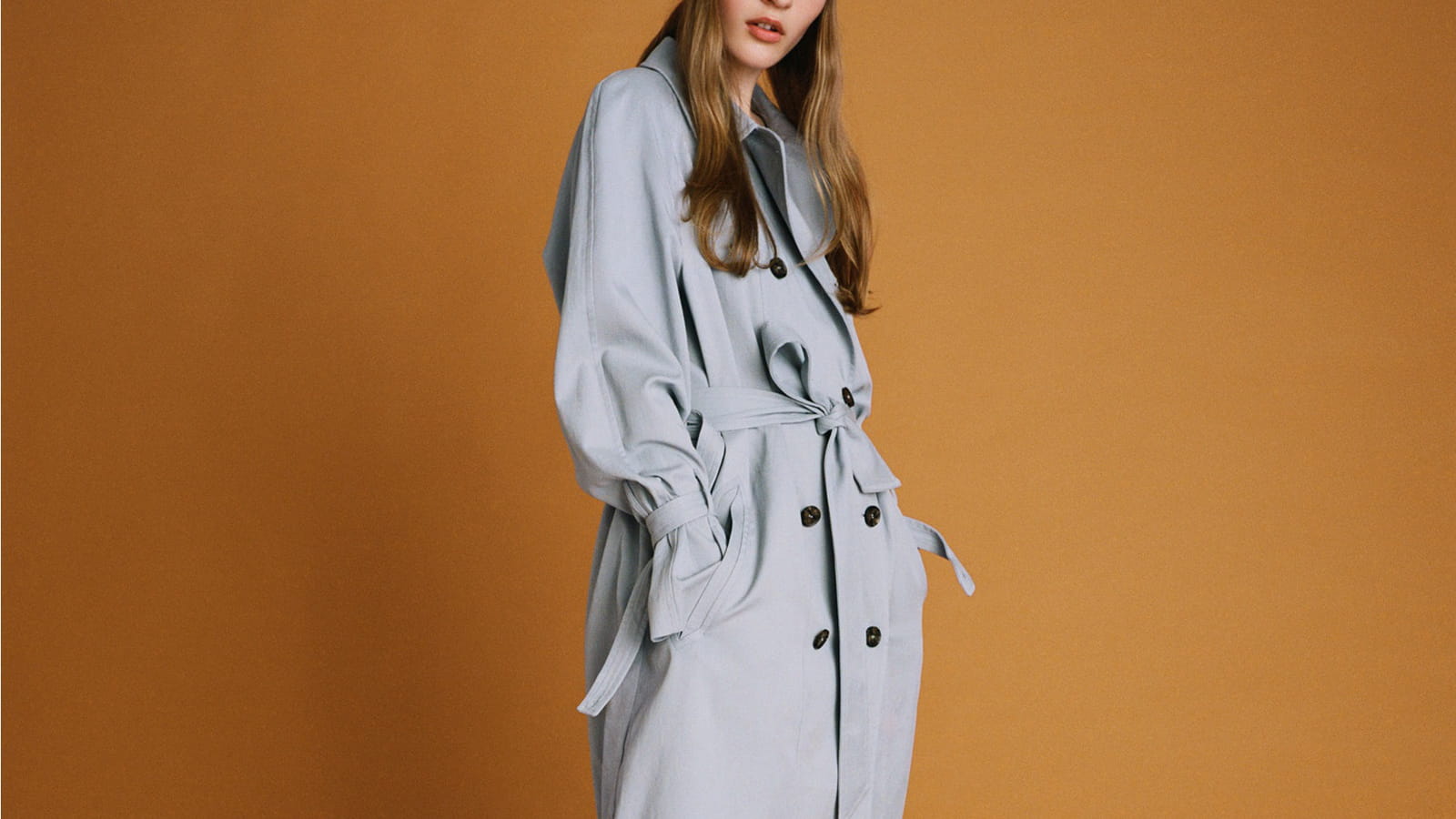 7 Gabardine mi longue gris clair fluide style trench  deux ranges de boutons 5995 euros