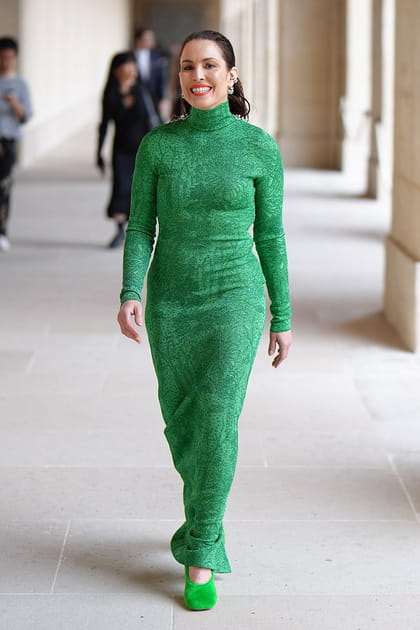 Noomi Rapace en robe longue verte à col montant et escarpins vert clair