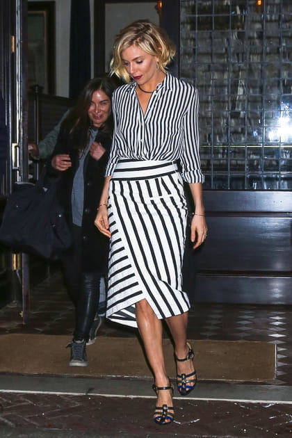 Sienna Miller en jupe et chemise à rayures