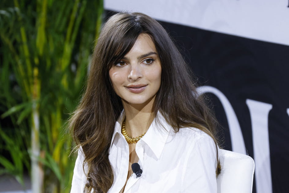 Les cheveux bruns et la m&egrave;che de c&ocirc;t&eacute; d'Emily Ratajkowski