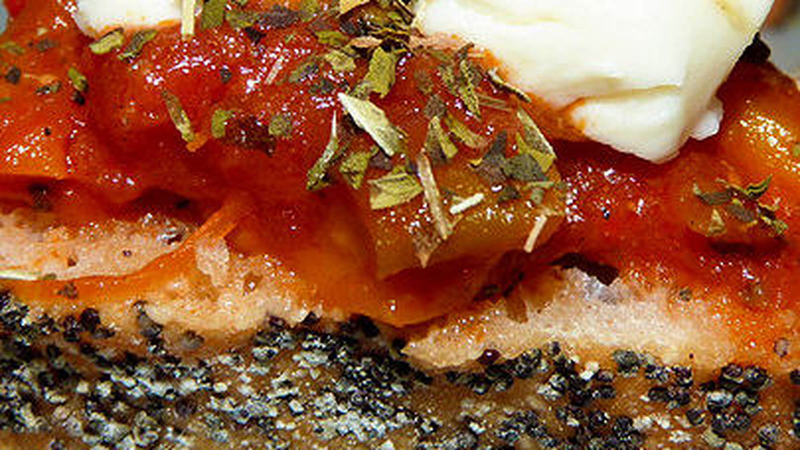 Crostinis tomates fraîches et billes de mozzarella