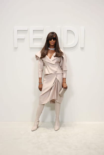 Naomi Campbell en ensemble cr&egrave;me au d&eacute;fil&eacute; Fendi printemps-&eacute;t&eacute; 2024