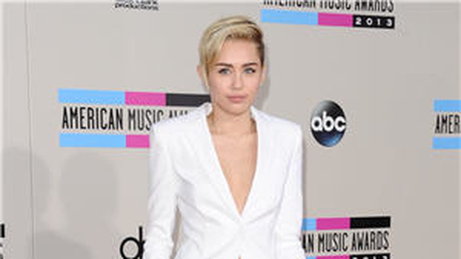 Miley Cyrus, en total look blanc