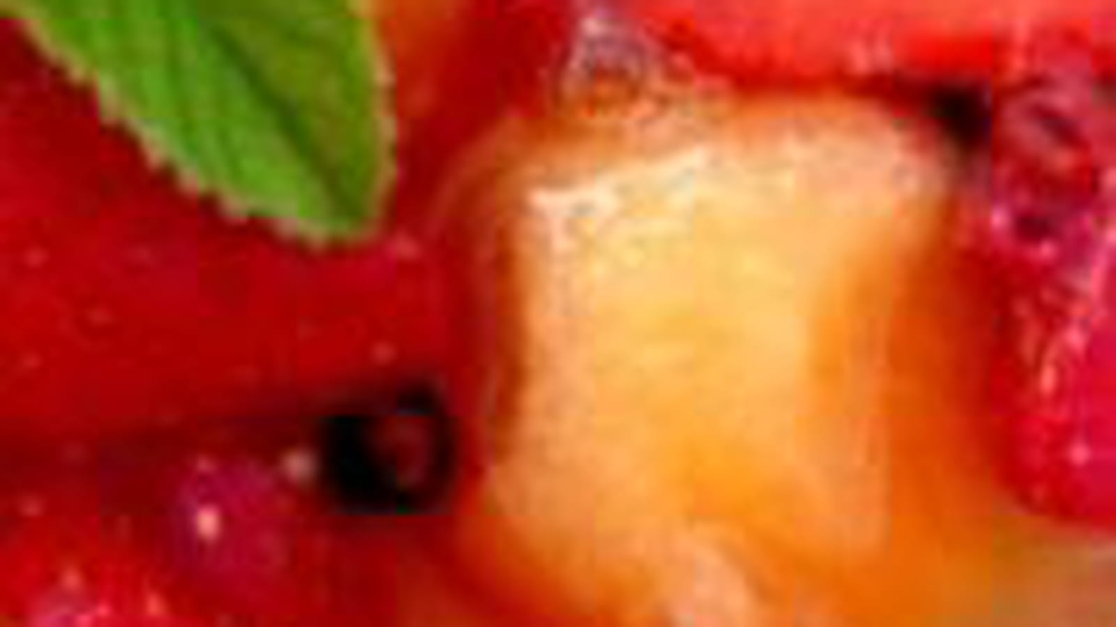 Salade de melon, fraises, cassis au poivre du Sichuan