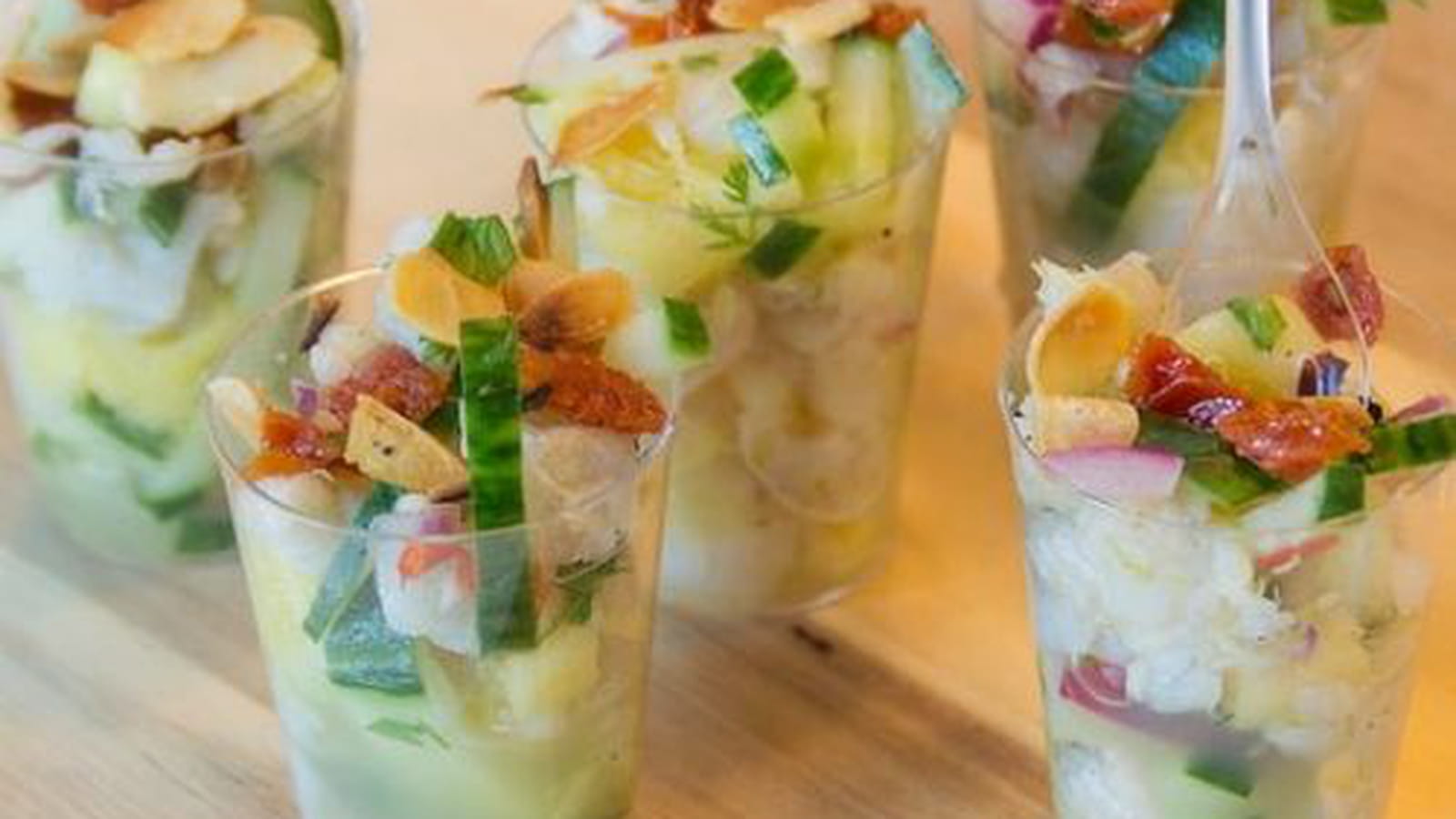 Verrines de ceviche de poisson, citron, tomates séchées et amandes