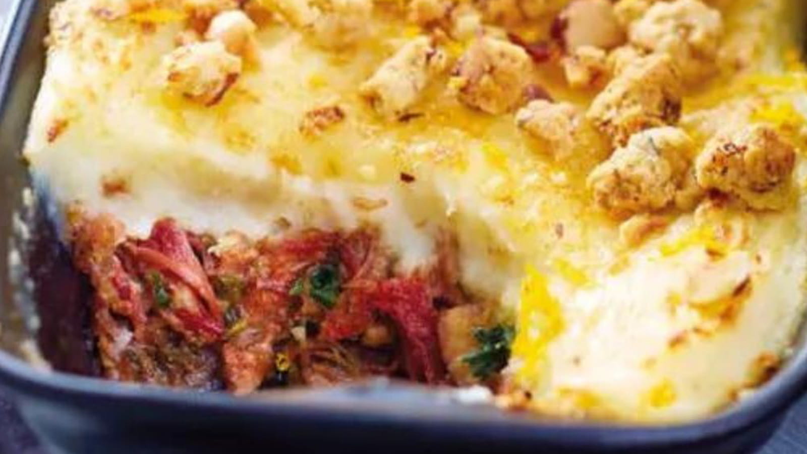 Hachis parmentier de confit de canard, crumble de fromage et noisettes