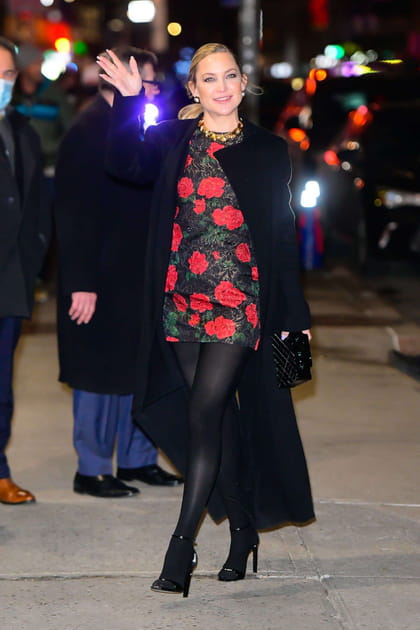 Apr&egrave;s&nbsp;: Kate Hudson &agrave; 42&nbsp;ans en robe courte fleurie et manteau long noir