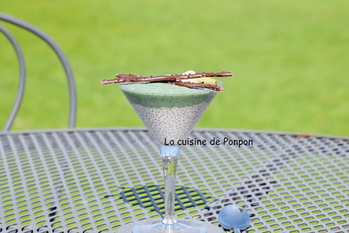 Smoothie kiwi coco et spiruline sur une crème de graines de chia au lait de coco