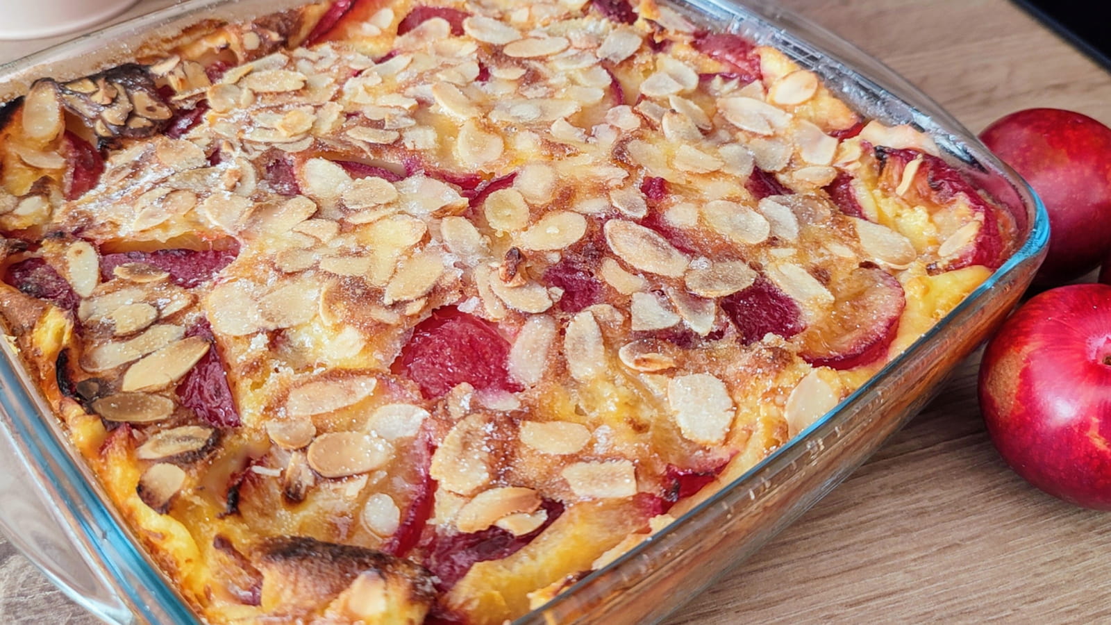 Clafoutis aux prunes rouges et amandes caramélisées