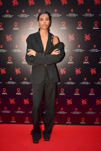 Tina Kunakey en tailleur noir à découpes