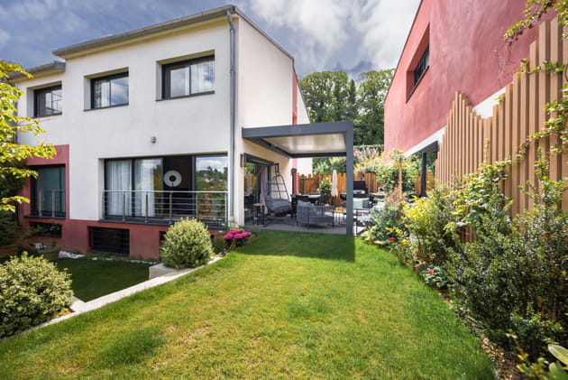 Après : une agréable terrasse avec pergola