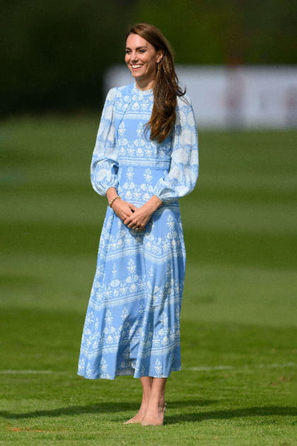 Kate Middleton en robe bleue à motifs blancs