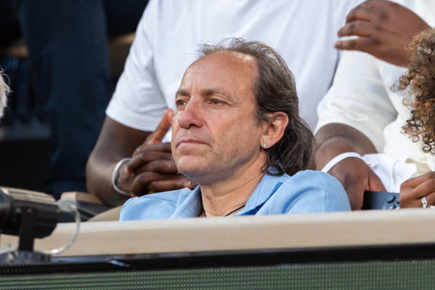 Philippe Candeloro attentif lors du tournoi de Roland-Garros