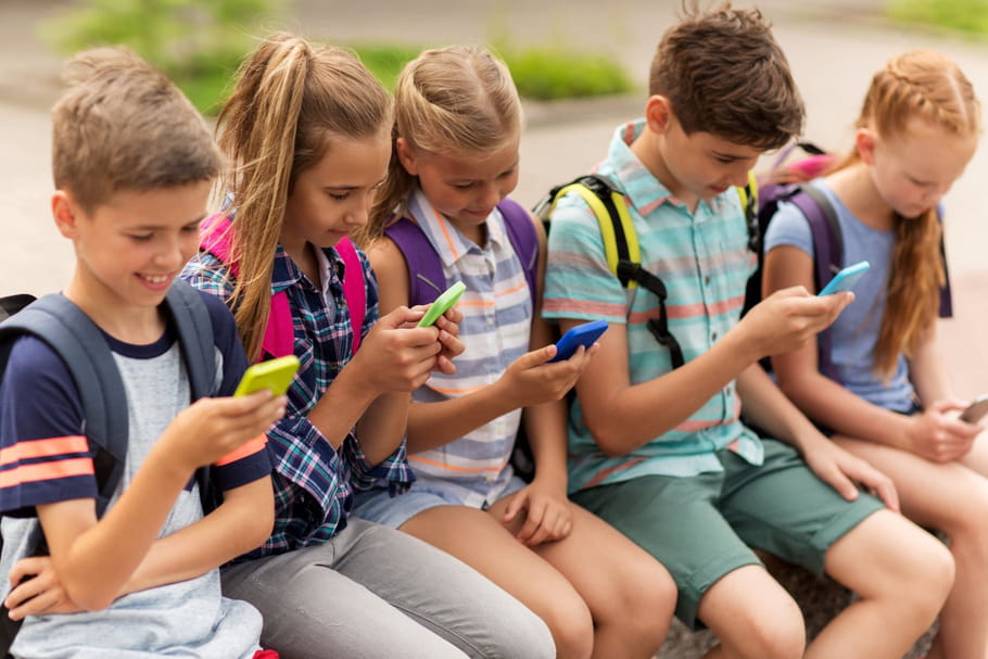 A quel âge lui acheter un téléphone portable ?
