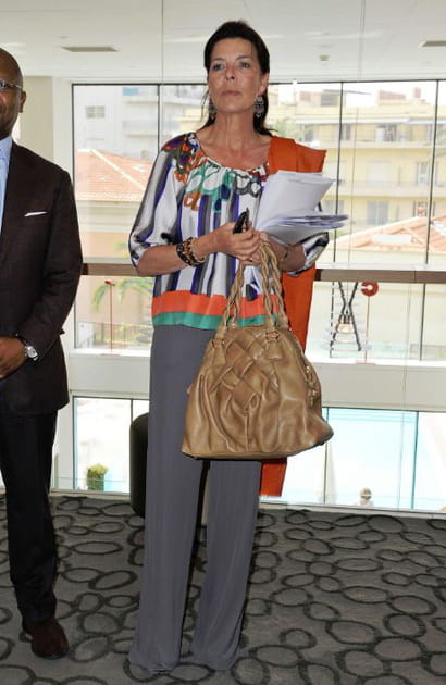 Caroline de Monaco en top imprim&eacute; et pantalon gris