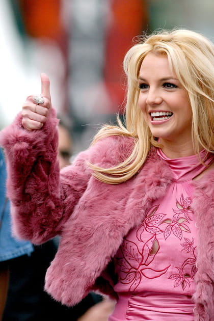 Britney Spears en fourrure rose