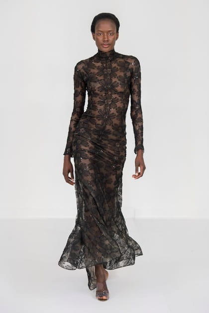 Longue robe noire en dentelle aper&ccedil;ue sur le d&eacute;fil&eacute; Alexis Mabille