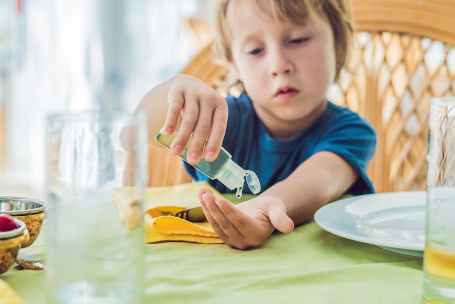 Attention au risque de gel hydroalcoolique dans les yeux des enfants