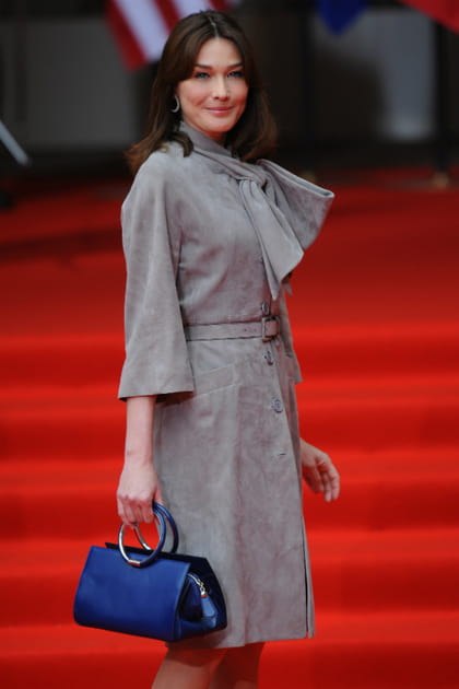 Carla Bruni en robe courte grise