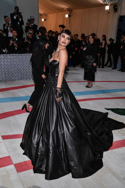 Lily James en robe noire bustier Tamara Ralph