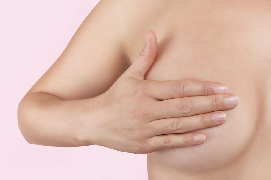 Ecoulement du mamelon : avec pression, marron, verdâtre, causes