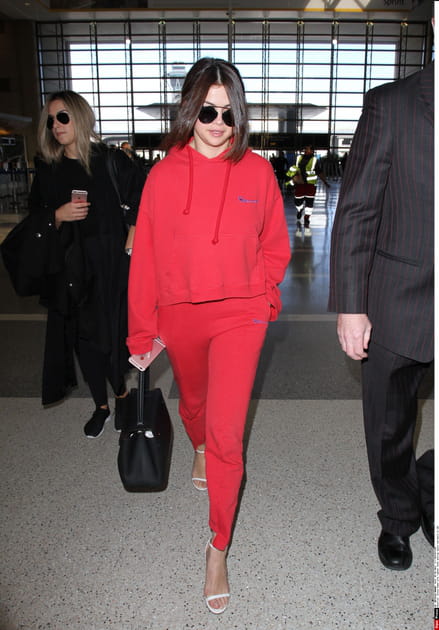 Selena Gomez en sweat rouge Vetements