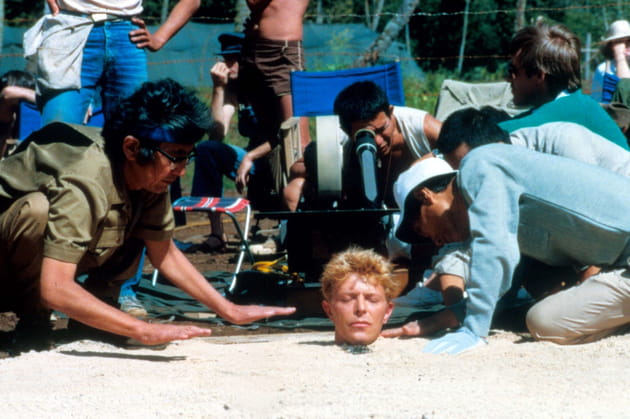 Enterr&eacute; dans le t&eacute;l&eacute;film Merry Christmas Mr Lawrence