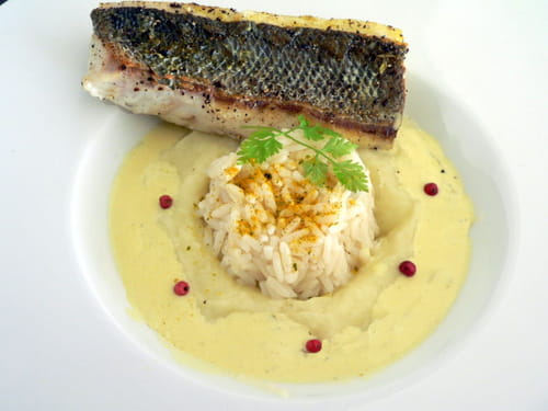 Bar aux carottes blanches, sauce au curcuma