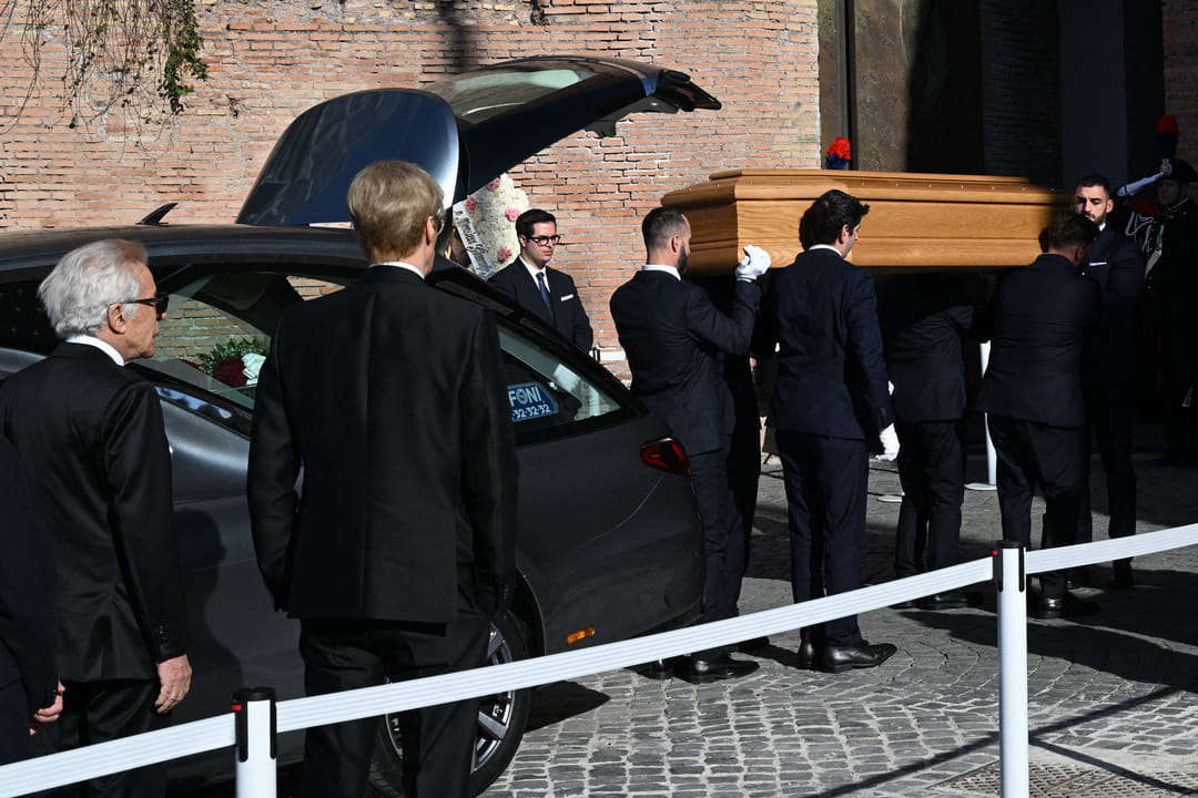 Valentino funeral: Anne Hathaway, Liz Hurley, Anna Wintour… VIPs say goodbye Valentino funeral: Anne Hathaway, Liz Hurley, Anna Wintour… VIPs say goodbye