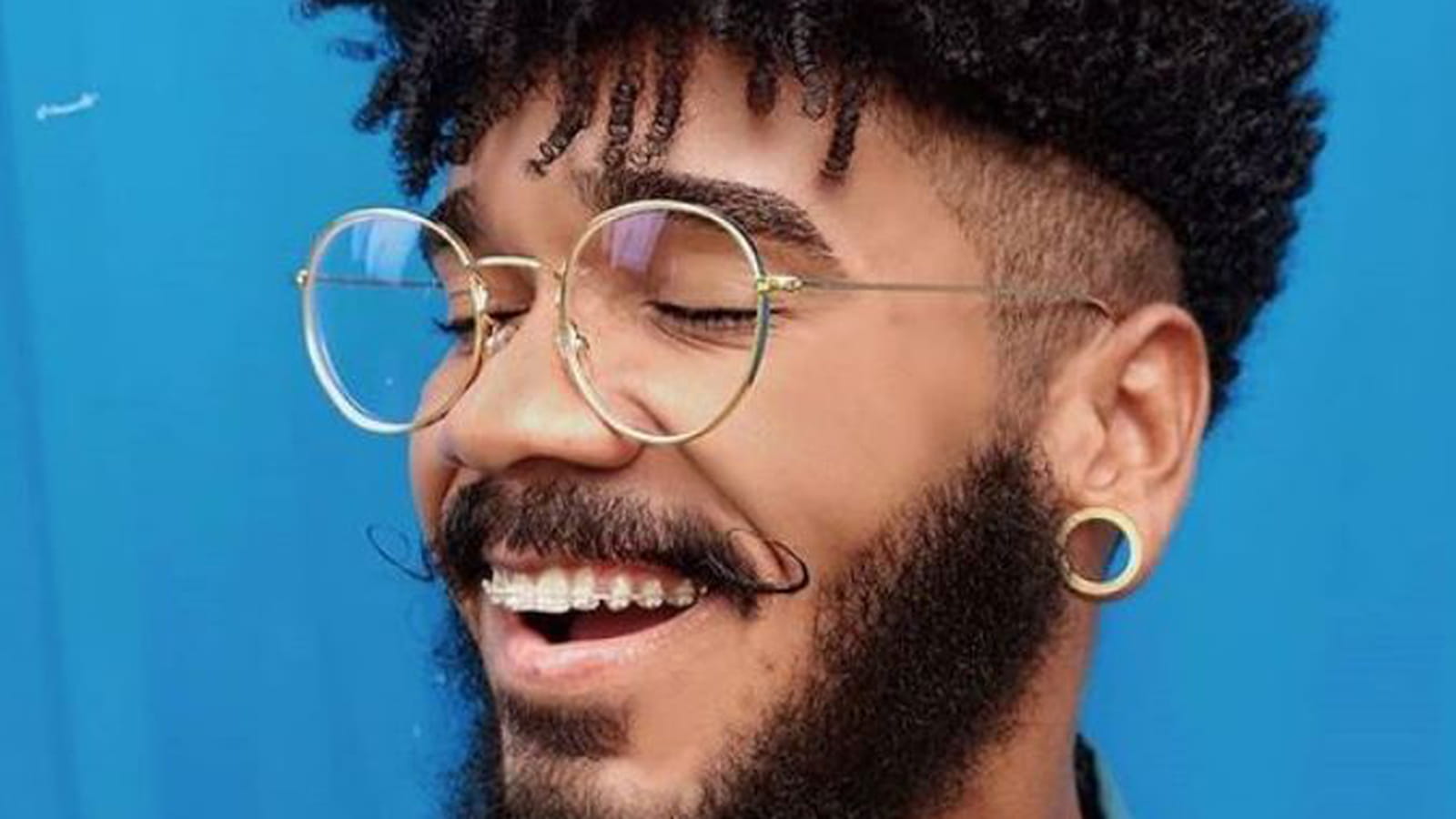 Les cheveux frisés et undercut