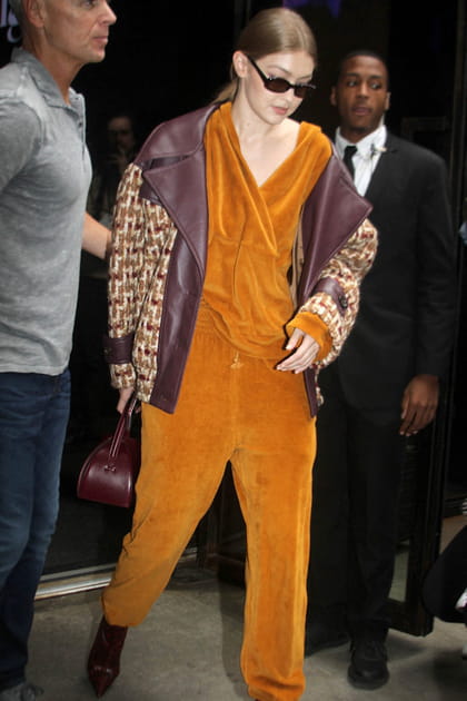 Gigi Hadid en surv&ecirc;tement orange en velours