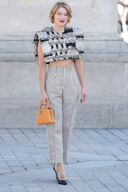 Léa Seydoux en pantalon taille haute et crop top Louis Vuitton