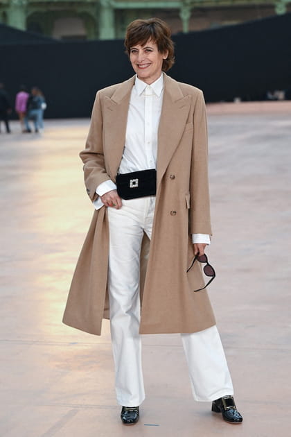Ines de la Fressange en chemise blanche et manteau beige