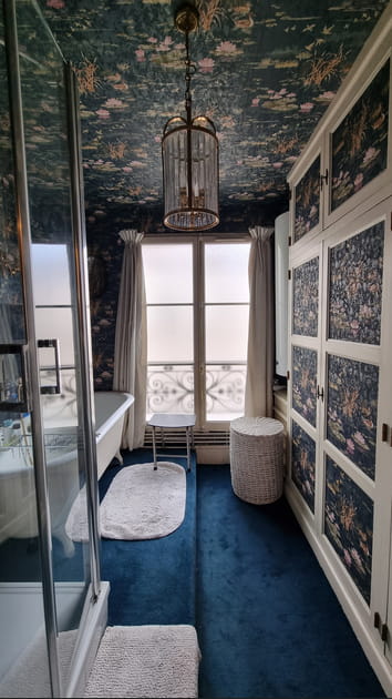 Avant&nbsp;: une salle de bains rococo avec de la moquette au sol