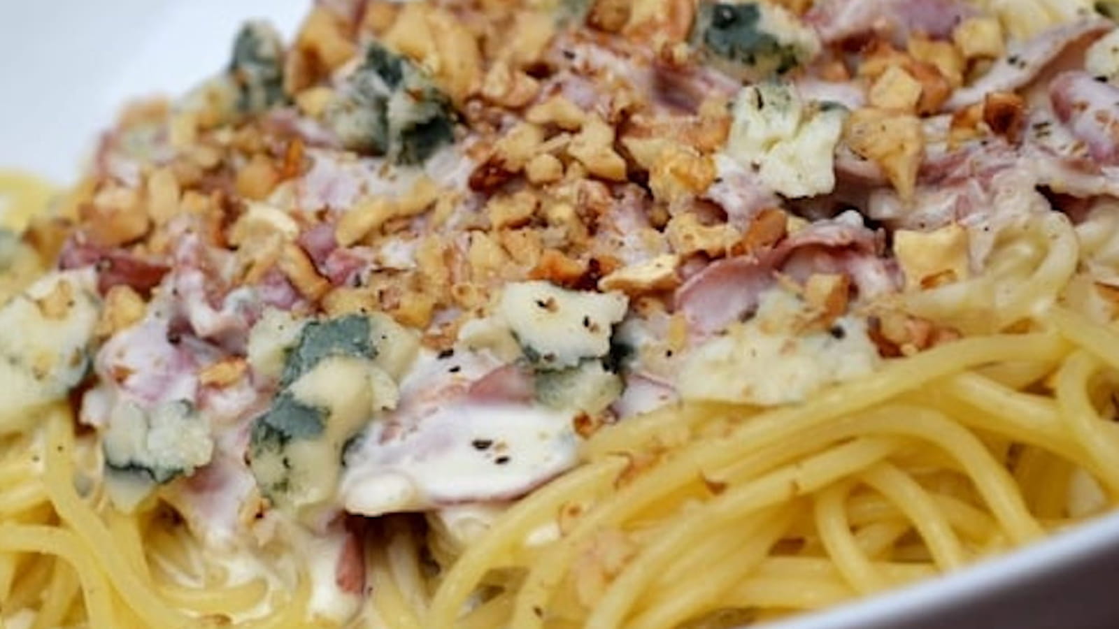 Spaghetti sauce Roquefort, noix et pancetta grillée