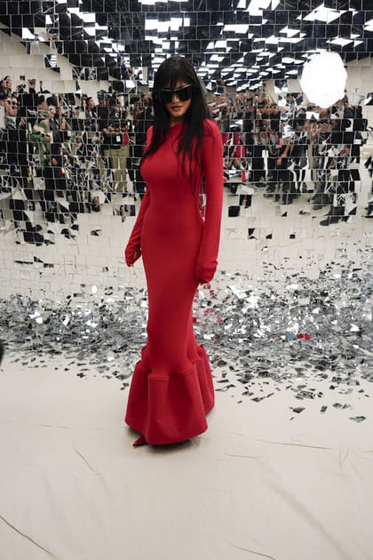 Kylie Jenner en robe rouge au défilé Acne printemps-été 2024