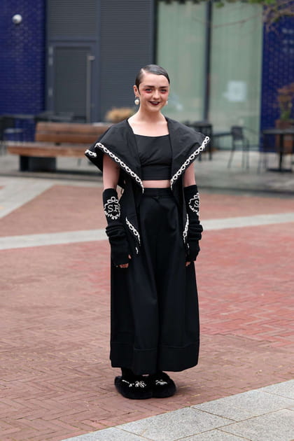 Maisie Williams en robe noire au d&eacute;fil&eacute; Simone Rocha printemps-&eacute;t&eacute; 2024