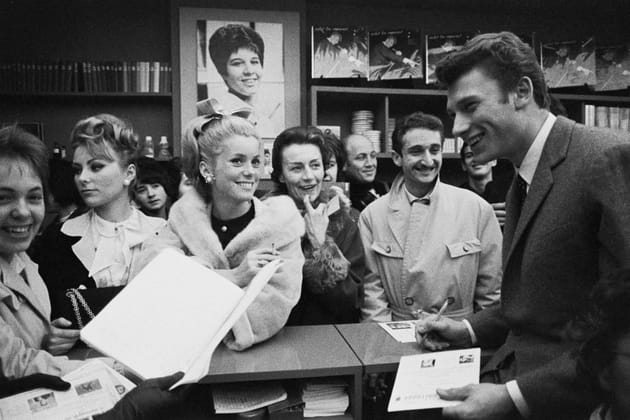 Catherine Deneuve et Johnny Hallyday  &agrave; la premi&egrave;re des "Parisiennes", en 1962
