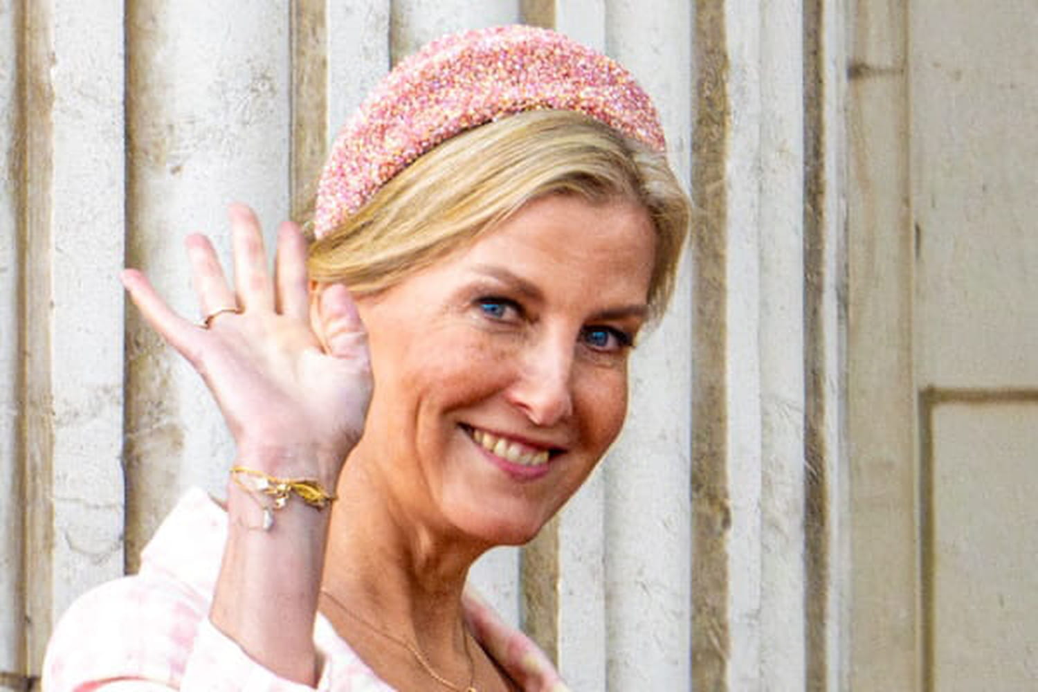 Seen in Peru, Sophie d’Edimbourg’s new floral dress is perfect for this very mild autumn